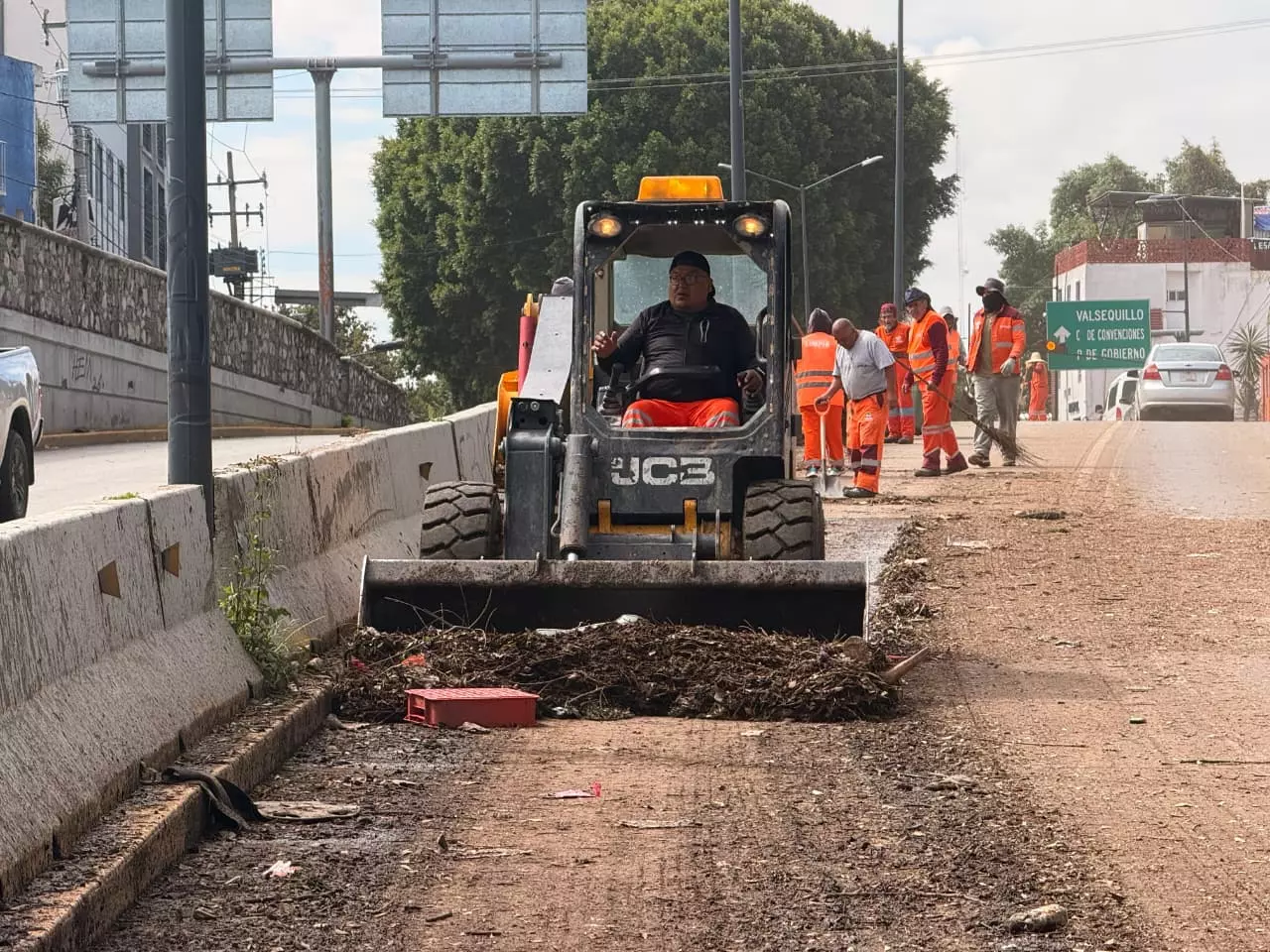Realiza Gobierno de Pepe Chedraui limpieza en el bajopuente de Bulevar 5 de Mayo y 2 Norte